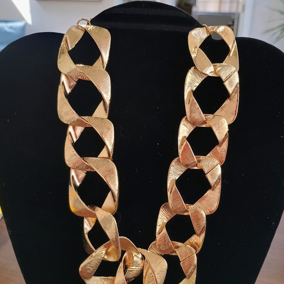 Jewelry - Elegant Gold Chain Necklace